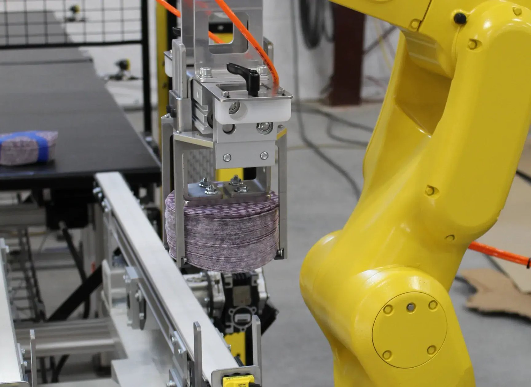 Robotic-arm-lifting-sanding-disks